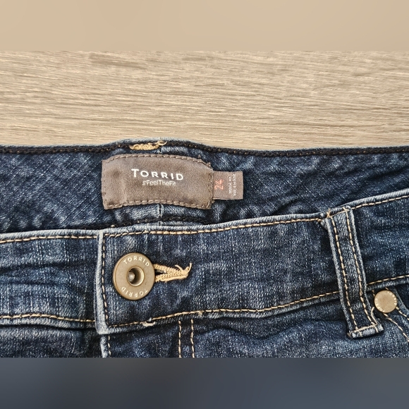Torrid Blue Jean Shorts with Rolled Hems Size 24 - Picture 3 of 4